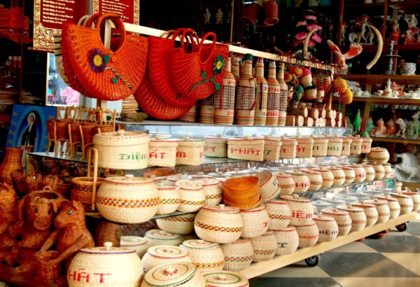Ninh Binh Shopping Guide: Authentic Souvenirs and Bargaining Secrets