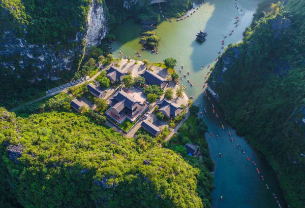 Vu Lam Royal Step: Best Boat Stop on the Trang An Boat Trip in Ninh Binh
