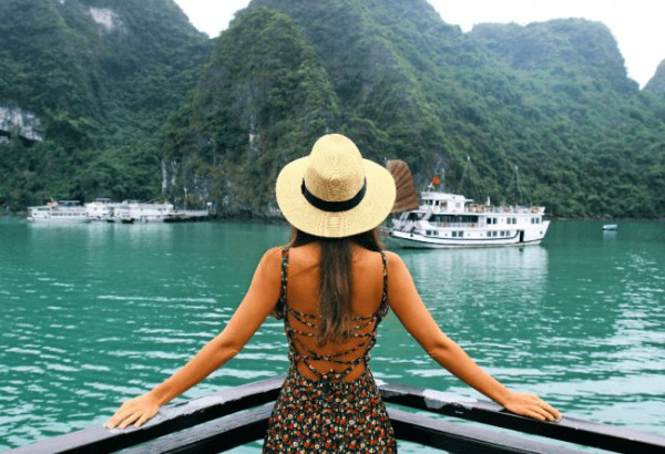 Best time for Halong Bay Cruise: Weather Guide, Cruise Price and Tips