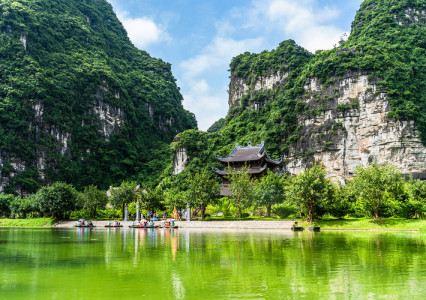 Trang An vs Tam Coc: Best Ninh Binh Boat Tour by Season (2026 Updated Guide)