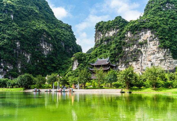 Trang An vs Tam Coc: Best Ninh Binh Boat Tour by Season (2026 Updated Guide)