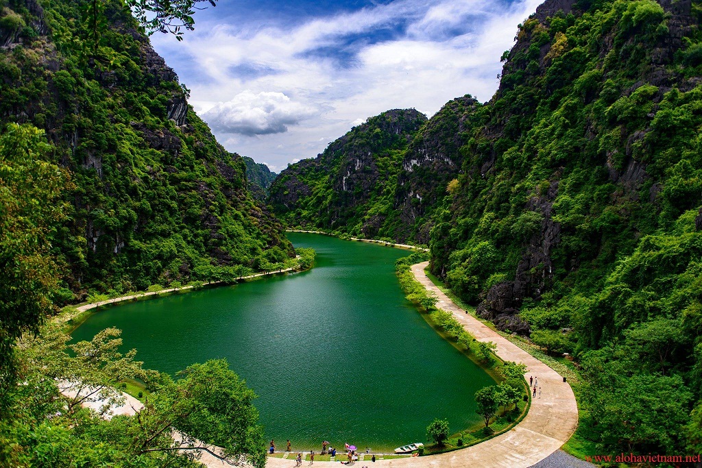 Am Tiem Cave with a large Lake in Summer 