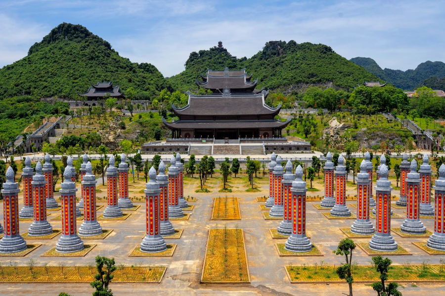 Tam Chuc outstanding architecture with big pillars 