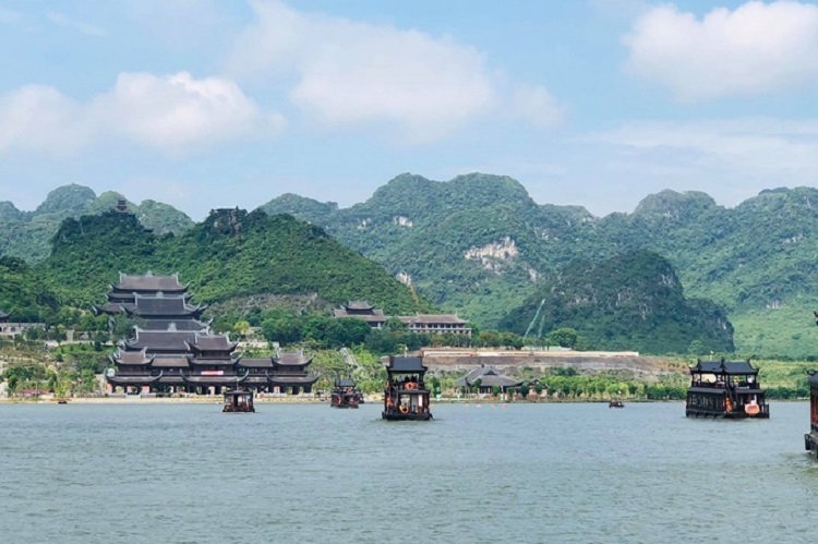 Visitors reach & enjoy the Tam Chuc's beauty by a boat