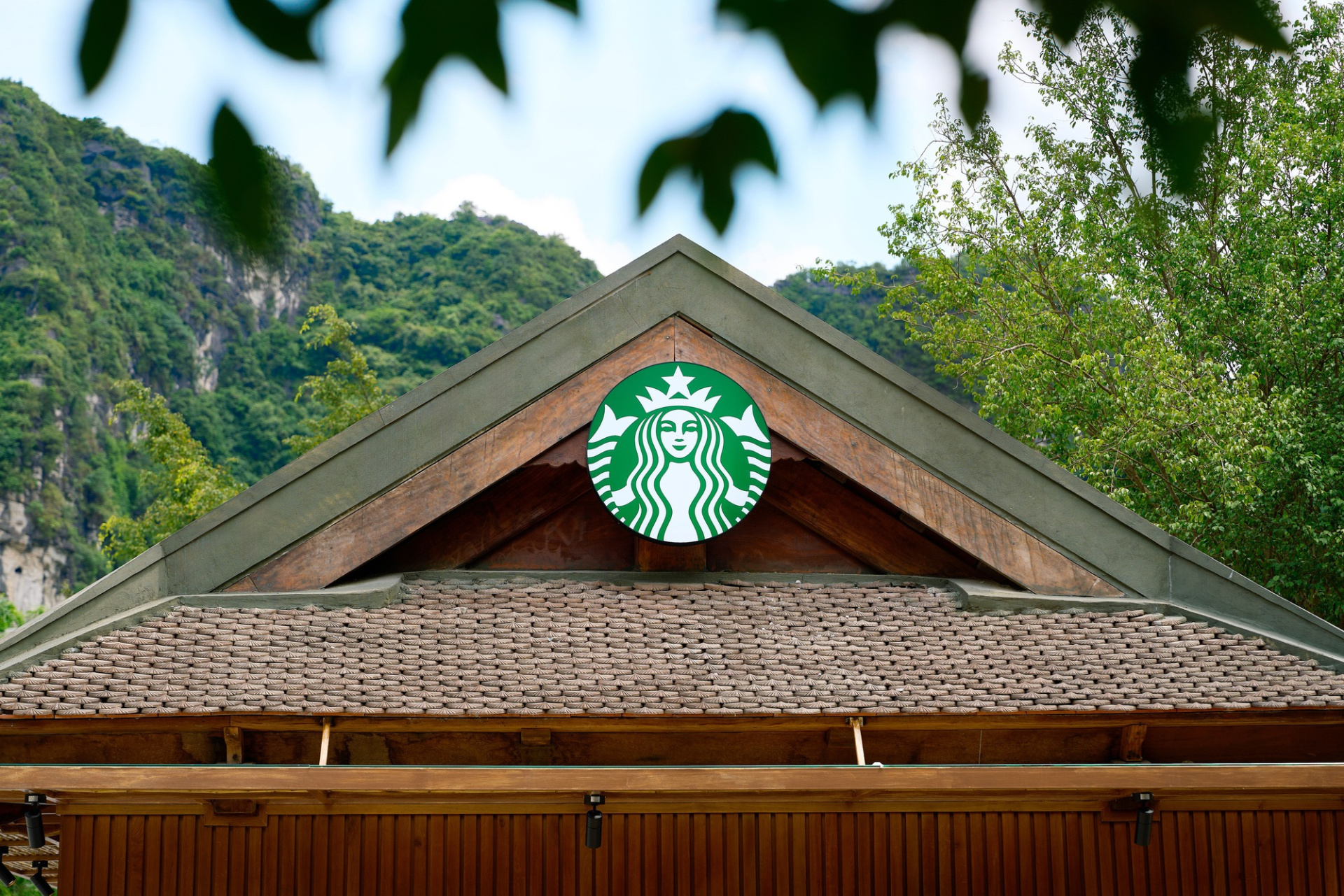 Starbucks Trang An is a new highlight of Trang An, quickly becoming famous because of the best view and unique experience.