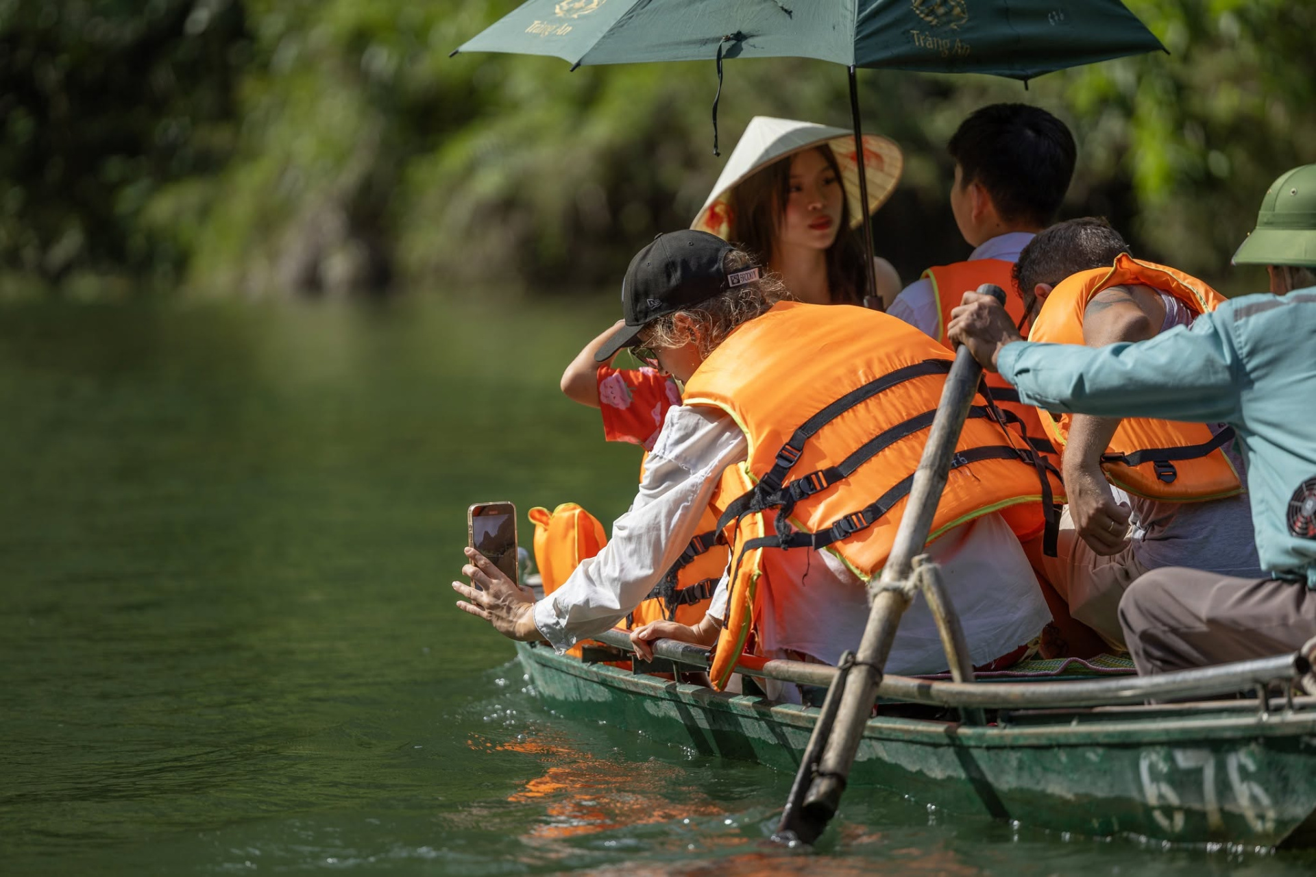 Everything you need to do is just sit on the boat and admire the beauty of Trang An