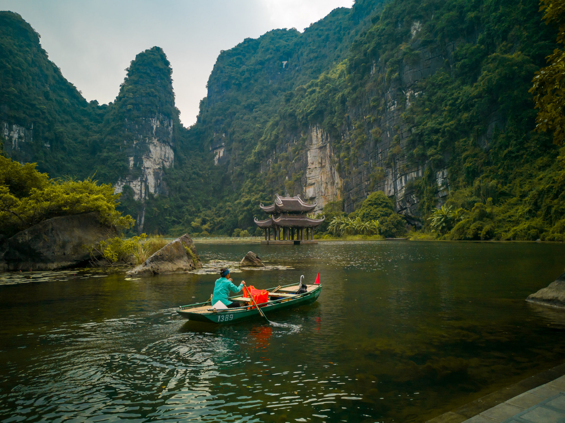 tam coc boat tour vs trang an