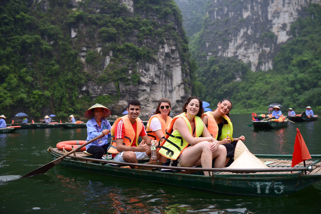 tam coc boat tour vs trang an