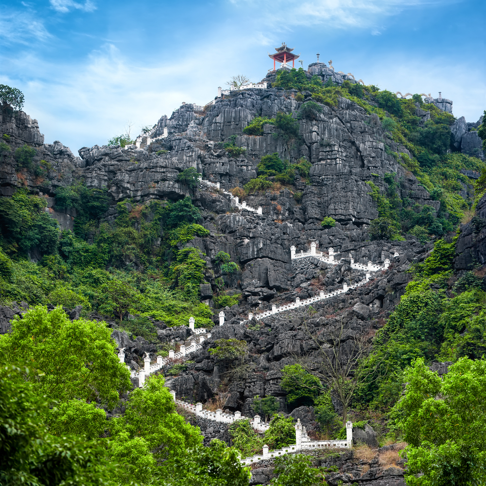  Pass over 500 stairs to reach the Dragon on the top of Mua Moutain
