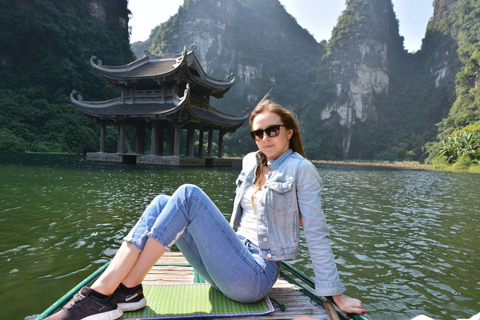 On the boat: Vu Lam Palace: the eagle-shape mountain in front of an ancient temple and stone turtles 