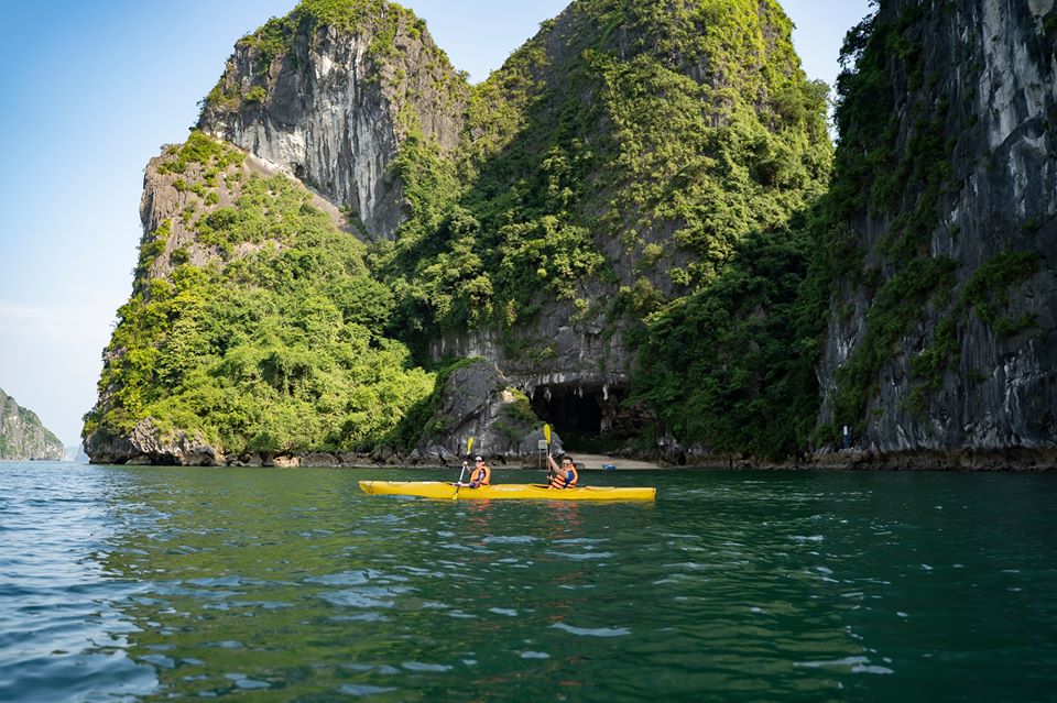kayaking in halong bay and Lan ha bay